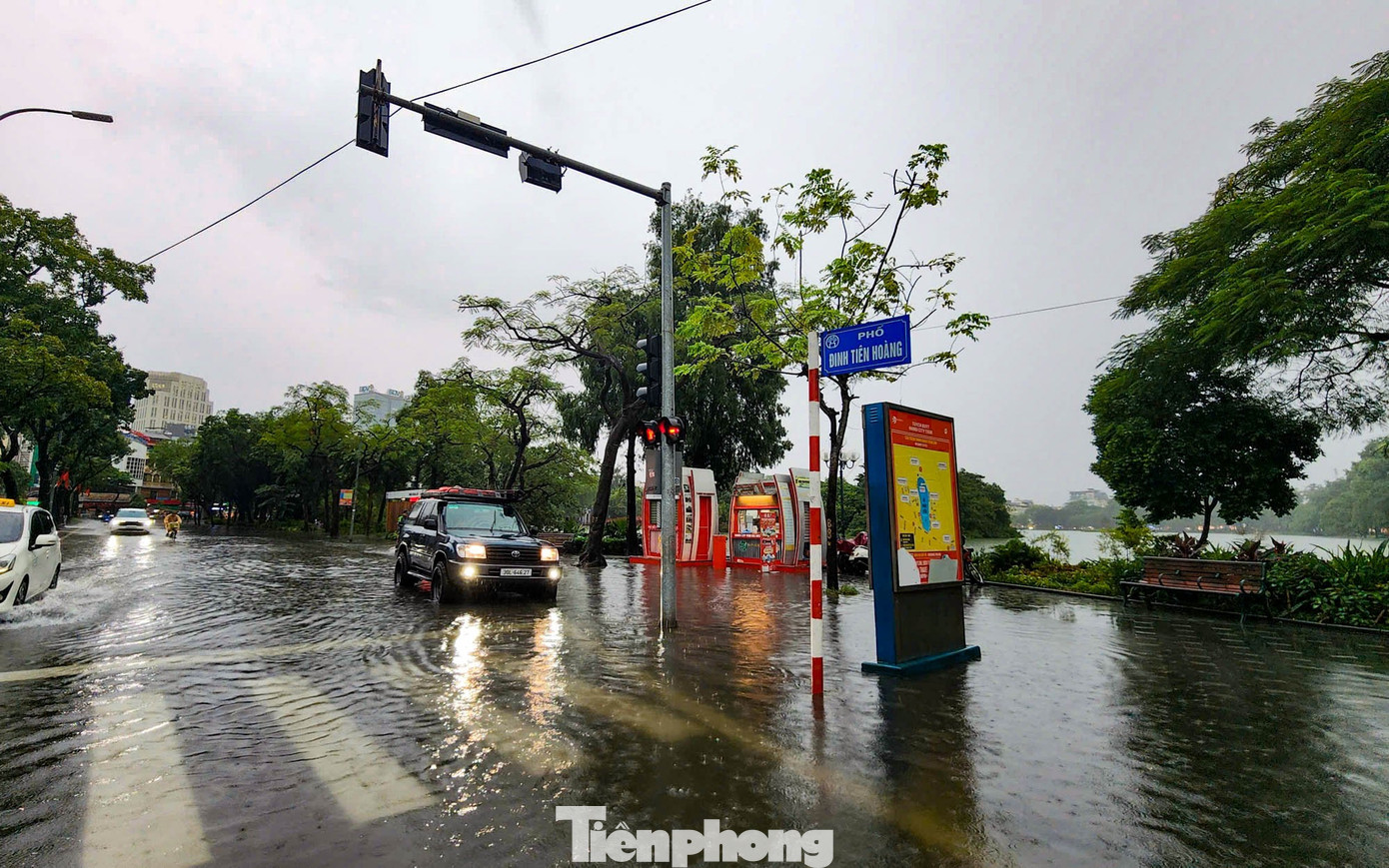 Hà Nội mưa lớn, phố cổ thành sông, khách Tây bì bõm lội giữa dòng nước- Ảnh 8.