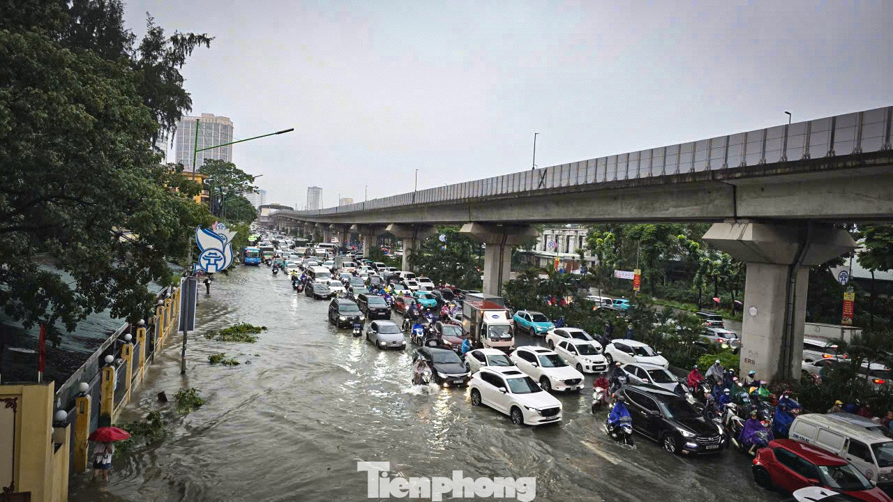 Thủ đô ngập lụt chưa từng có: Quân đội điều xe cứu trợ, phụ huynh bì bõm cõng con tan trường- Ảnh 3.