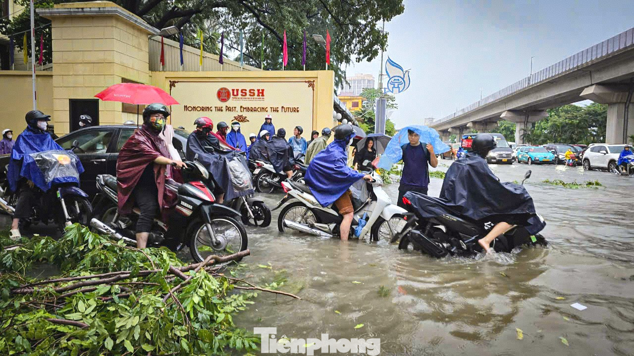 Thủ đô ngập lụt chưa từng có: Quân đội điều xe cứu trợ, phụ huynh bì bõm cõng con tan trường- Ảnh 4.