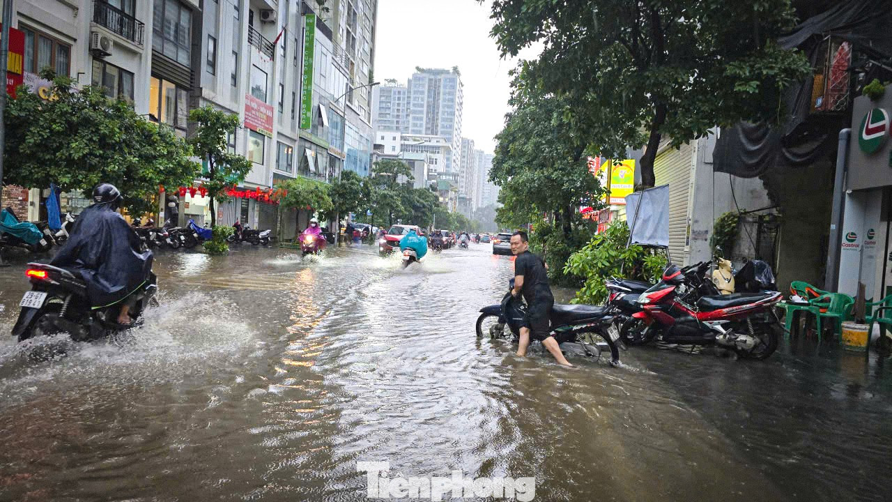 Thủ đô ngập lụt chưa từng có: Quân đội điều xe cứu trợ, phụ huynh bì bõm cõng con tan trường- Ảnh 5.