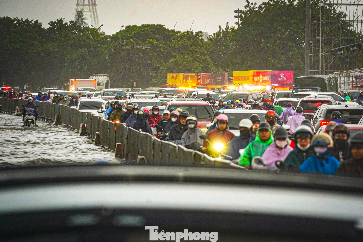 Thủ đô ngập lụt chưa từng có: Quân đội điều xe cứu trợ, phụ huynh bì bõm cõng con tan trường- Ảnh 14.