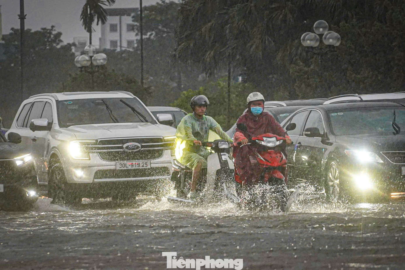 Thủ đô ngập lụt chưa từng có: Quân đội điều xe cứu trợ, phụ huynh bì bõm cõng con tan trường- Ảnh 13.