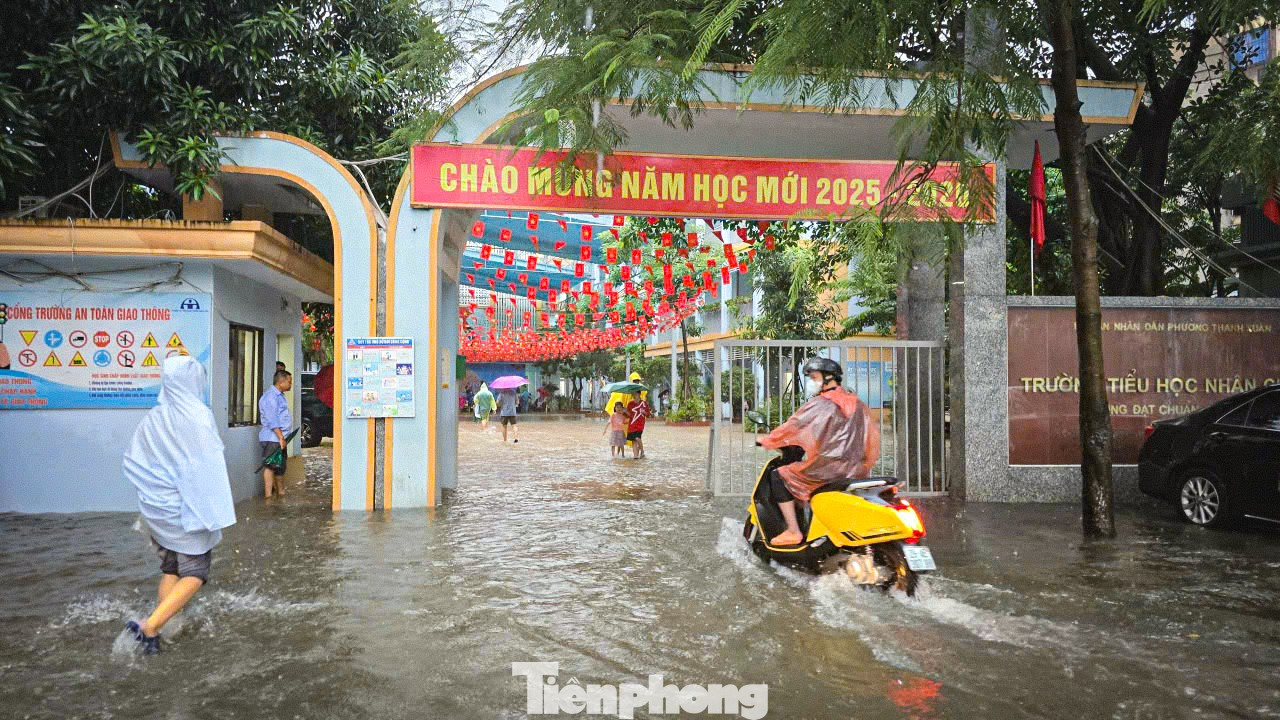 Thủ đô ngập lụt chưa từng có: Quân đội điều xe cứu trợ, phụ huynh bì bõm cõng con tan trường- Ảnh 7.