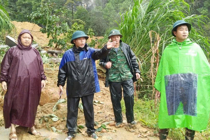 Sạt lở đất vùi lấp ngôi nhà ở Tuyên Quang, 4 người mất tích- Ảnh 2.