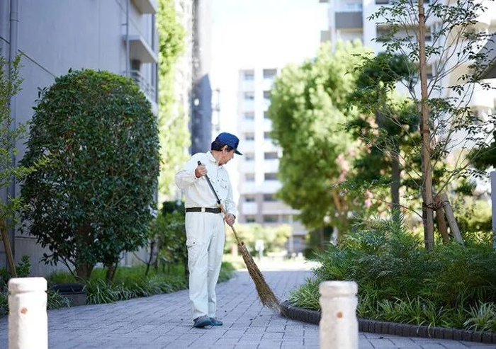 Có 7 căn hộ cho thuê, kiếm 5 tỷ đồng/năm, người đàn ông vẫn đi làm lao công quét dọn: “Tương lai bấp bênh đâu lường trước điều gì”- Ảnh 1.