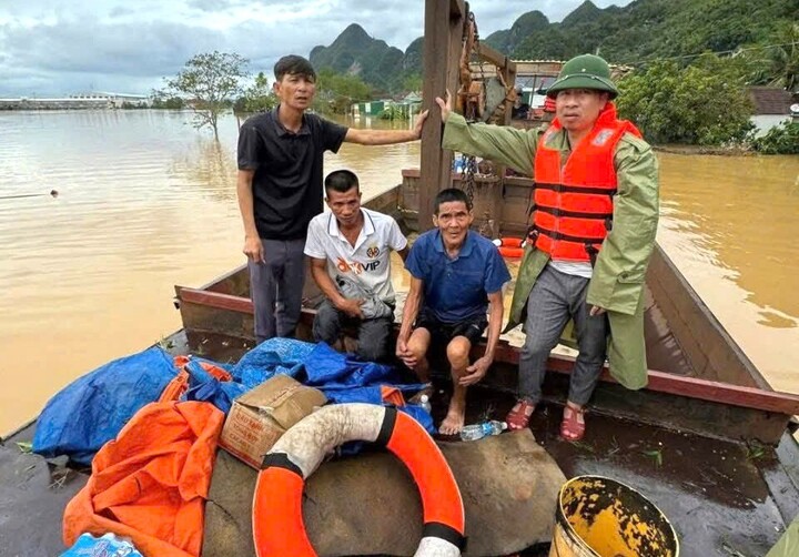 Nước thượng nguồn đổ về, ngập ngang mái nhà ở Nghệ An- Ảnh 10.