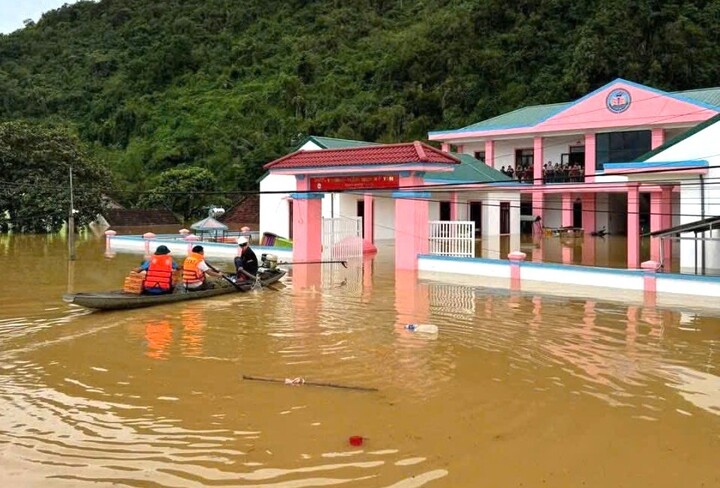 Nước thượng nguồn đổ về, ngập ngang mái nhà ở Nghệ An- Ảnh 6.