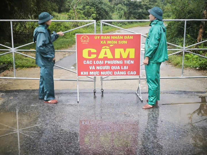 Nước thượng nguồn đổ về, ngập ngang mái nhà ở Nghệ An- Ảnh 8.