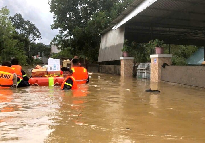 Nước thượng nguồn đổ về, ngập ngang mái nhà ở Nghệ An- Ảnh 2.