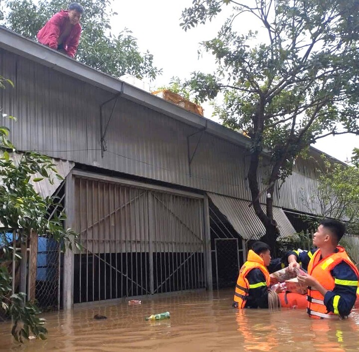Nước thượng nguồn đổ về, ngập ngang mái nhà ở Nghệ An- Ảnh 7.