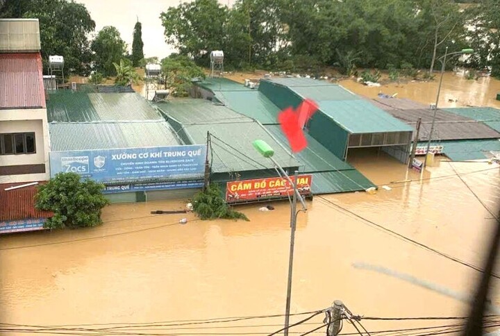 Nước thượng nguồn đổ về, ngập ngang mái nhà ở Nghệ An- Ảnh 11.