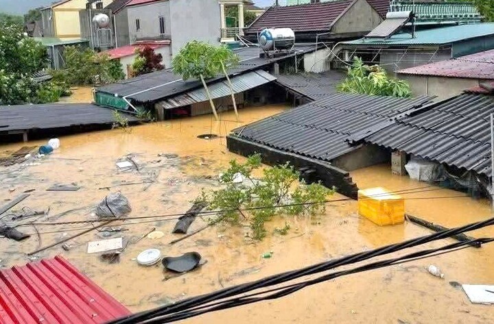 Nước thượng nguồn đổ về, ngập ngang mái nhà ở Nghệ An- Ảnh 3.