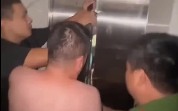 Thang máy rơi xuống tầng hầm ngập nước, lực lượng cứu hộ Hà Nội giải cứu kịp thời- Ảnh 1.