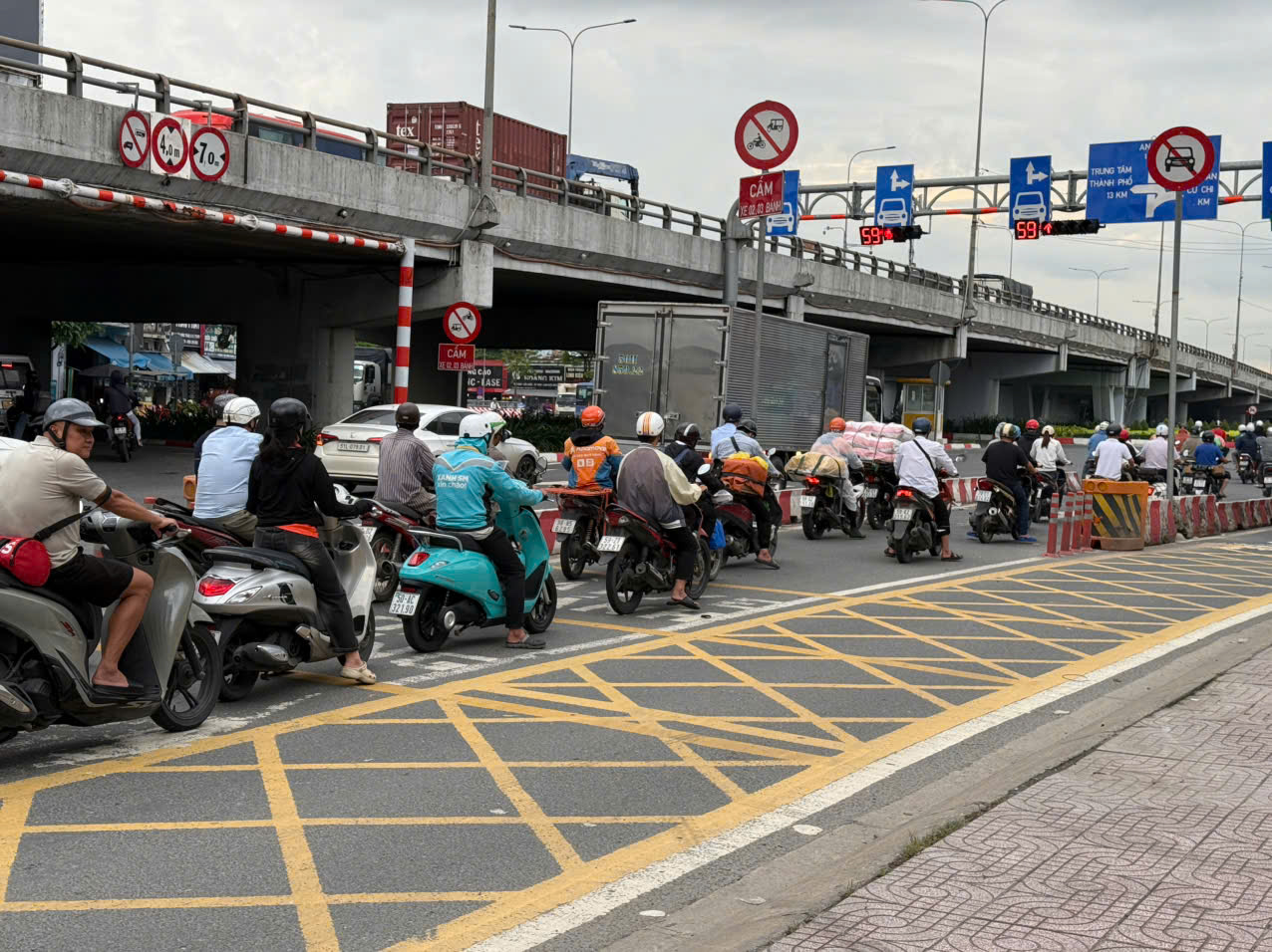 Chạy xe trên vỉa hè, 30 chủ xe máy ở TP HCM nhận giấy phạt nguội tại nhà- Ảnh 2.