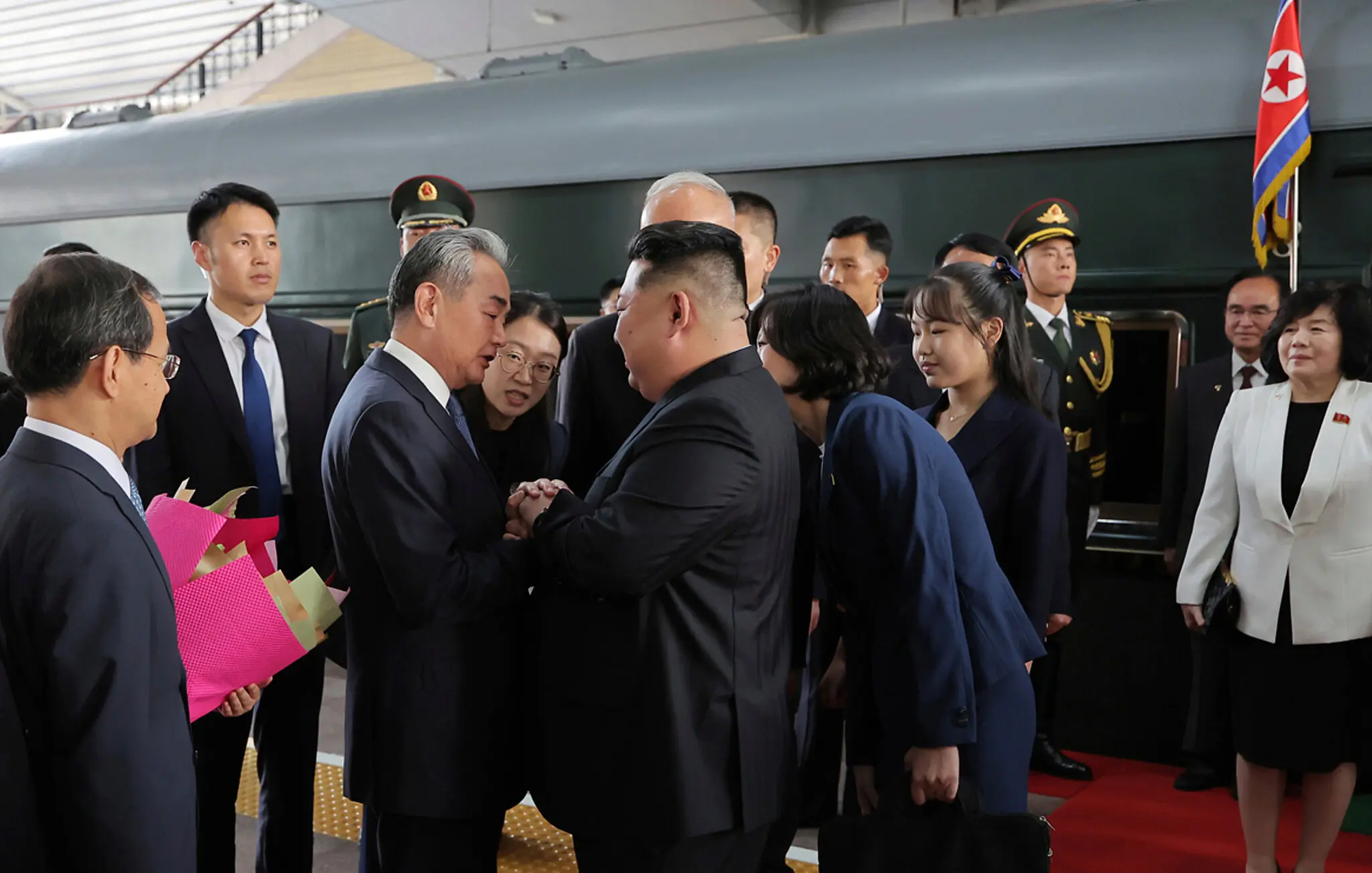 Vì sao ông Kim Jong Un lựa chọn đi tàu hỏa chứ không phải chuyên cơ cho các chuyến công du?- Ảnh 1. Vì sao ông Kim Jong Un lựa chọn đi tàu hỏa chứ không phải chuyên cơ cho các chuyến công du?- Ảnh 1.