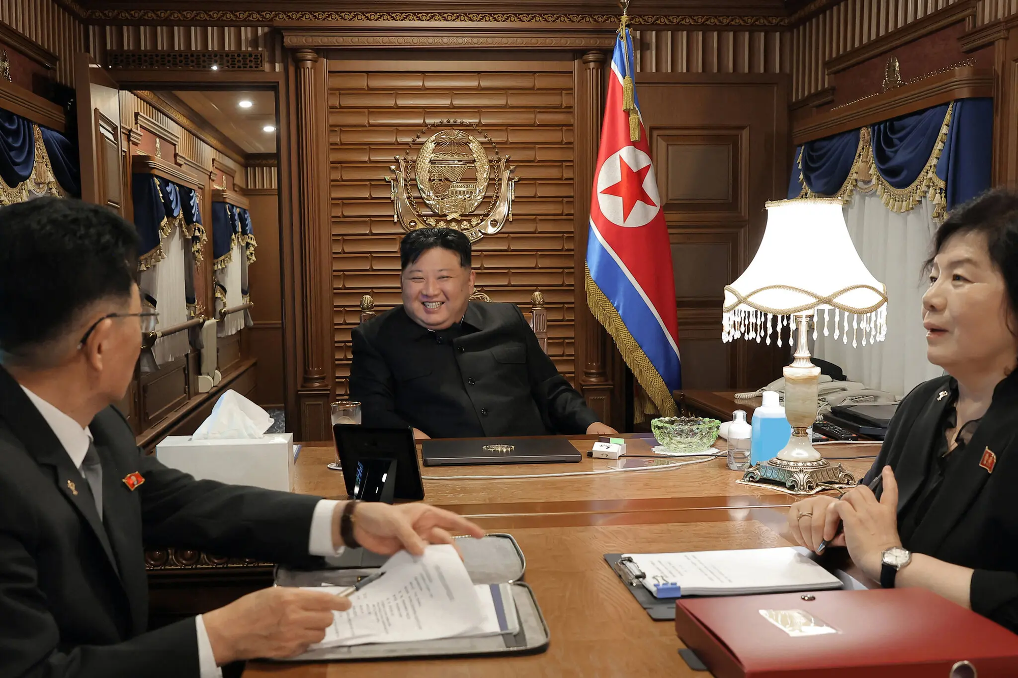 Vì sao ông Kim Jong Un lựa chọn đi tàu hỏa chứ không phải chuyên cơ cho các chuyến công du?- Ảnh 3. Vì sao ông Kim Jong Un lựa chọn đi tàu hỏa chứ không phải chuyên cơ cho các chuyến công du?- Ảnh 3.