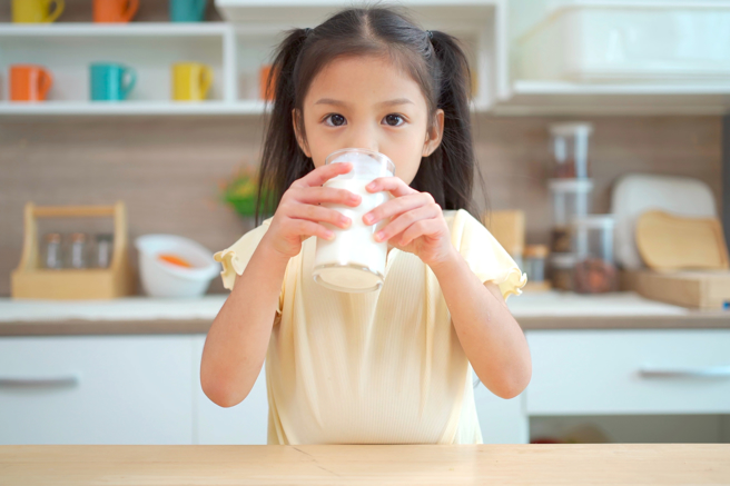 Bài toán muôn thuở: Giữa sữa công thức và sữa tươi, mẹ chọn thế nào mới đúng?- Ảnh 2.