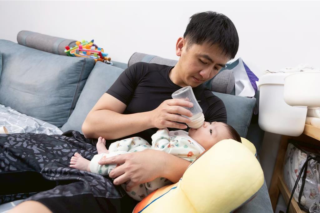 Bài toán muôn thuở: Giữa sữa công thức và sữa tươi, mẹ chọn thế nào mới đúng?- Ảnh 1.