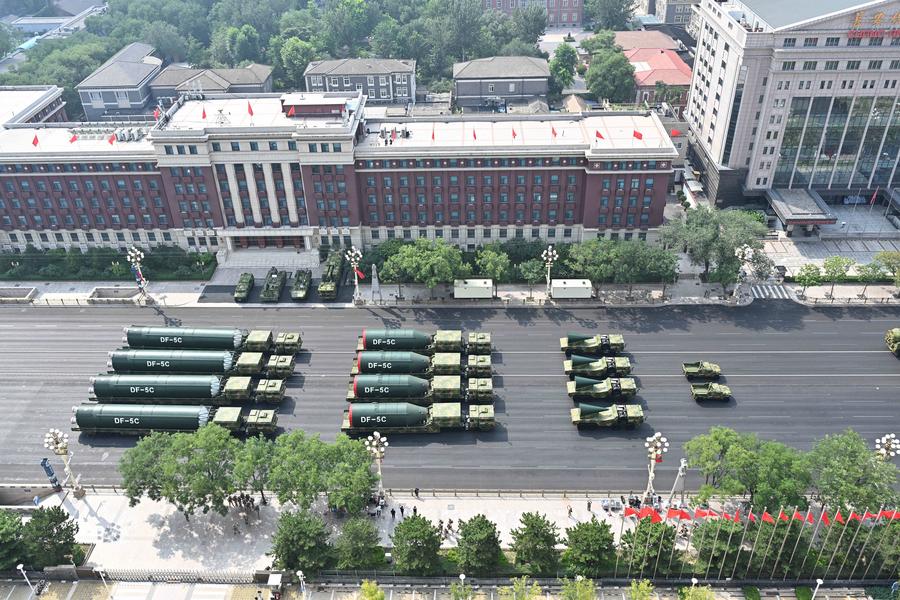 Khung cảnh duyệt binh “như phim điện ảnh” của Trung Quốc: Choáng ngợp trước quy mô lớn kỷ lục- Ảnh 8. Khung cảnh duyệt binh “như phim điện ảnh” của Trung Quốc: Choáng ngợp trước quy mô lớn kỷ lục- Ảnh 8.