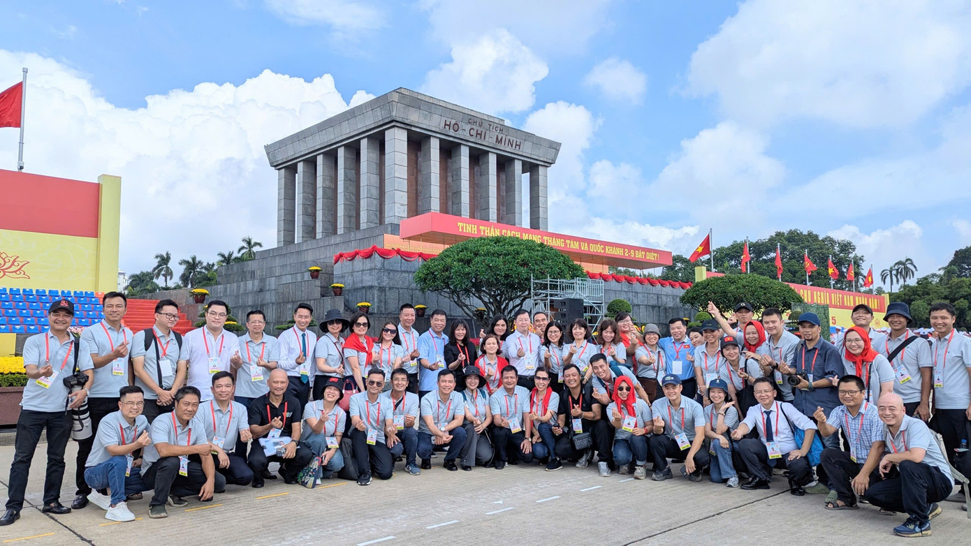 Tổng đạo diễn chương trình truyền hình trực tiếp A80: Tổng đạo diễn chương trình truyền hình trực tiếp A80: