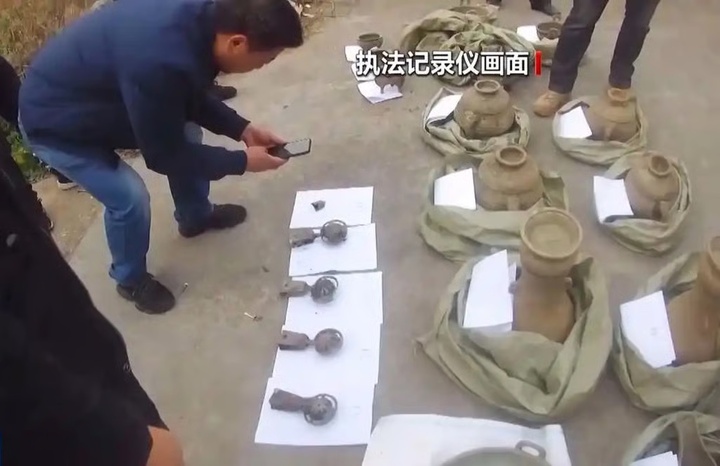 'Nghiên cứu' tiểu thuyết trộm mộ, người đàn ông đào được 20 báu vật trong mộ cổ- Ảnh 3. 'Nghiên cứu' tiểu thuyết trộm mộ, người đàn ông đào được 20 báu vật trong mộ cổ- Ảnh 3.