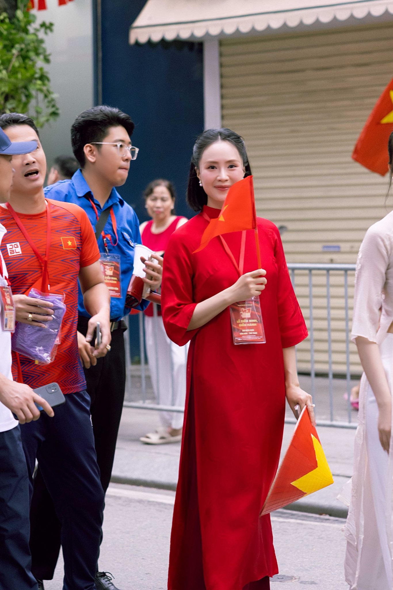 Hồng Diễm được khen không ngớt về nhan sắc tuổi 42, phong cách thời trang cực trẻ trung và thanh lịch- Ảnh 2.