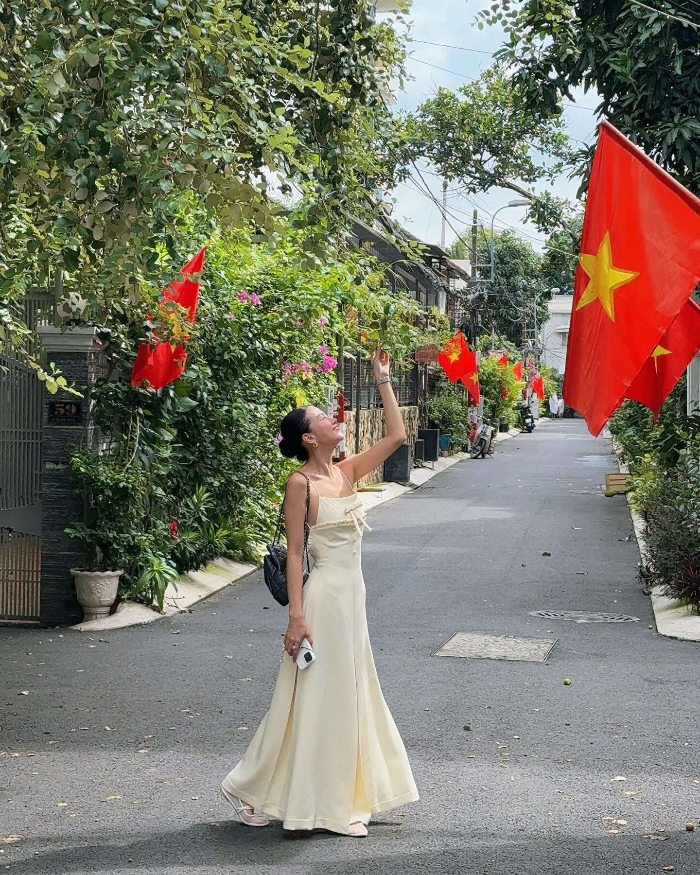 Tham khảo 10 set váy mùa thu trẻ xinh mãn nhãn từ sao Việt- Ảnh 1.