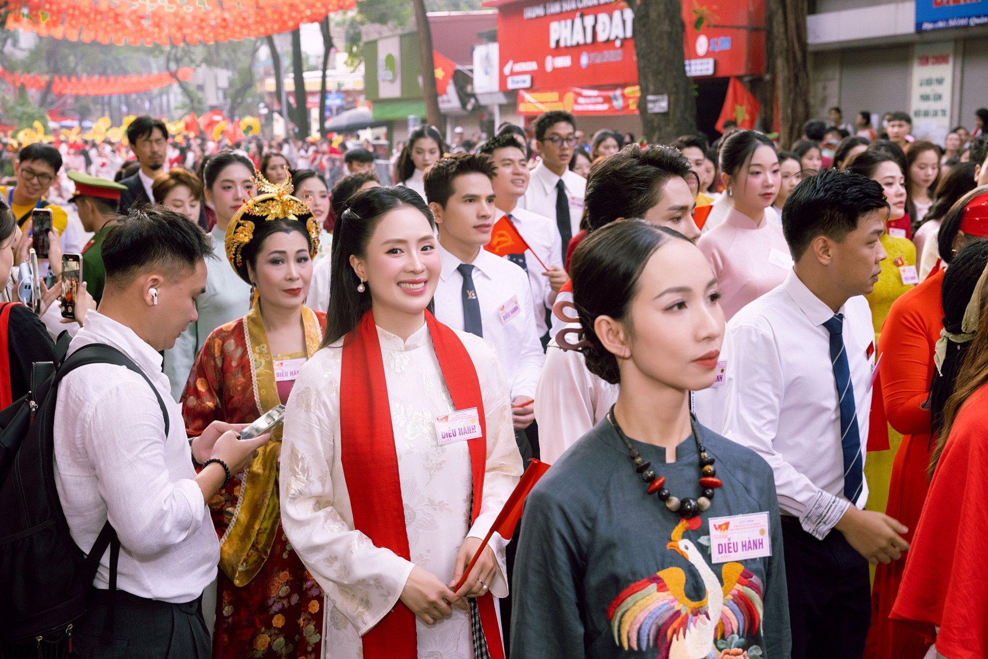Hồng Diễm được khen không ngớt về nhan sắc tuổi 42, phong cách thời trang cực trẻ trung và thanh lịch- Ảnh 1.