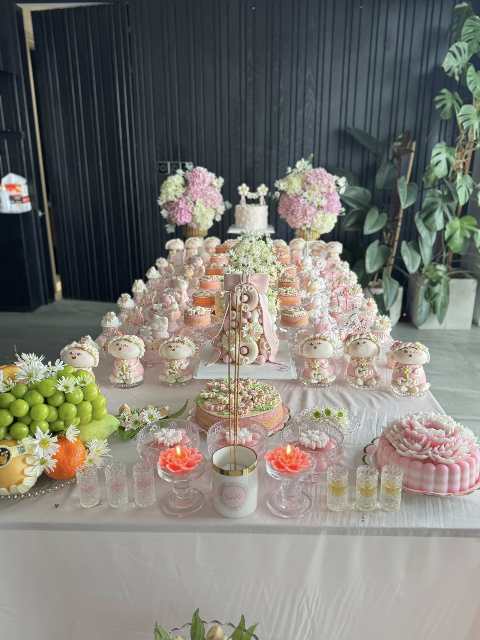 Lễ đầy tháng ái nữ nhà Ngô Thanh Vân – Huy Trần: Không gian phủ đầy hồng ngọt ngào, đúng chuẩn 