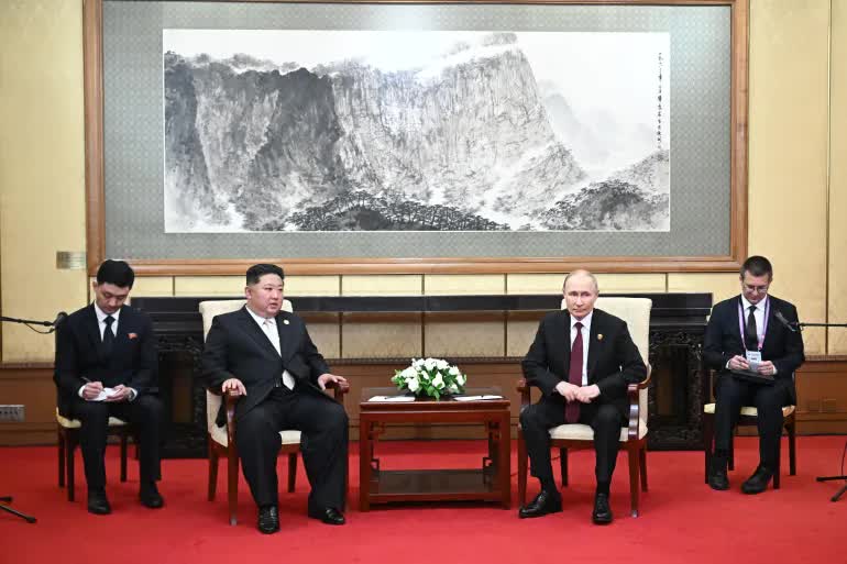 Vì sao hành động này của cận vệ ông Kim Jong Un lại gây chú ý?- Ảnh 1.