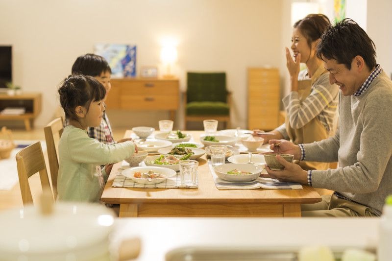 Vài câu nói giữa chén cơm và bát canh sẽ đi theo một đứa trẻ cả đời: Đây là 5 câu nói đó!- Ảnh 2.