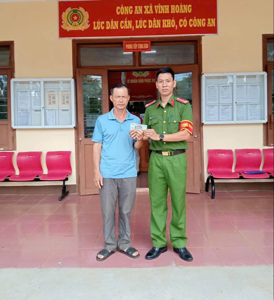 T&igrave;m chủ nh&acirc;n số tiền lớn chưa kịp lấy ở khe r&uacute;t tiền c&acirc;y ATM- Ảnh 1.