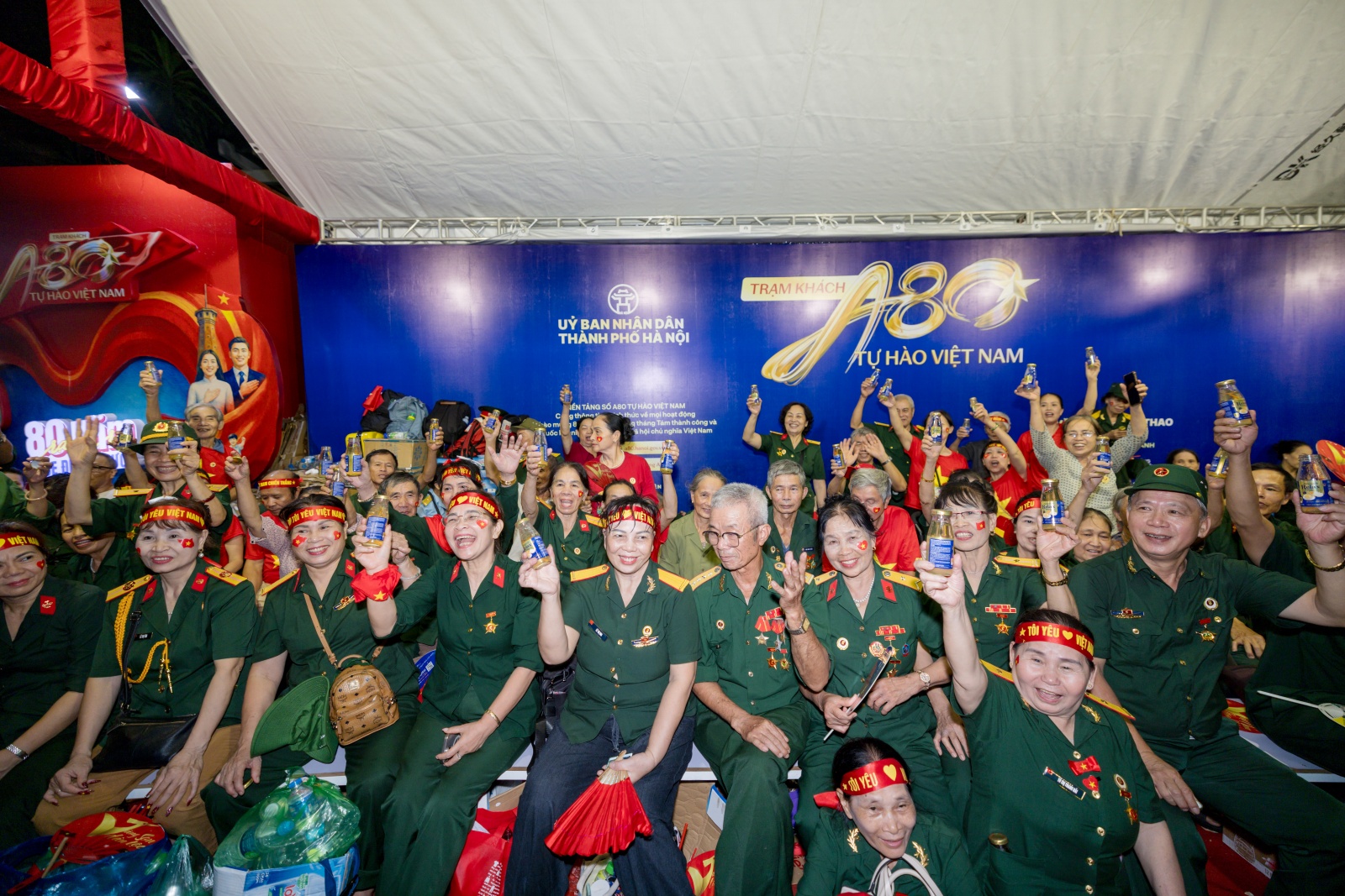 Lụy concert A80 với những hình ảnh ấm áp tại trạm khách A80: Tự hào Việt Nam- Ảnh 1. Lụy concert A80 với những hình ảnh ấm áp tại trạm khách A80: Tự hào Việt Nam- Ảnh 1.