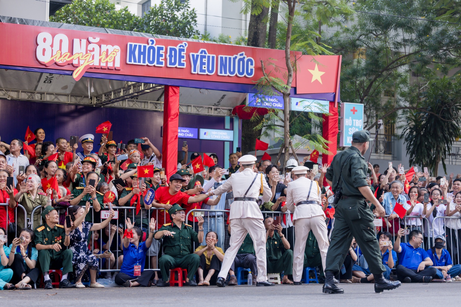 Lụy concert A80 với những hình ảnh ấm áp tại trạm khách A80: Tự hào Việt Nam- Ảnh 19. Lụy concert A80 với những hình ảnh ấm áp tại trạm khách A80: Tự hào Việt Nam- Ảnh 19.