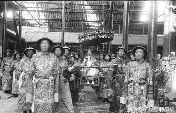 7 ảnh hiếm thời cuối nhà Thanh hé lộ nhiệm vụ đặc biệt, không phải hầu hạ của thái giám: Khác xa phim ảnh- Ảnh 1. 7 ảnh hiếm thời cuối nhà Thanh hé lộ nhiệm vụ đặc biệt, không phải hầu hạ của thái giám: Khác xa phim ảnh- Ảnh 1.