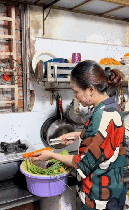 Vợ đảm miền Tây chi 150k nuôi 7 người ăn ngon mỗi ngày, vẫn khéo tích cóp mua vàng khiến ai cũng nể phục- Ảnh 1.
