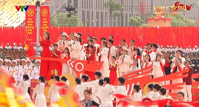 Ca sĩ từng bị chê “nhạc tầm thường” nay có ca khúc gây sốt Đại lễ 2/9, tỏa sáng ở sự kiện cấp quốc gia- Ảnh 2. Ca sĩ từng bị chê “nhạc tầm thường” nay có ca khúc gây sốt Đại lễ 2/9, tỏa sáng ở sự kiện cấp quốc gia- Ảnh 2.