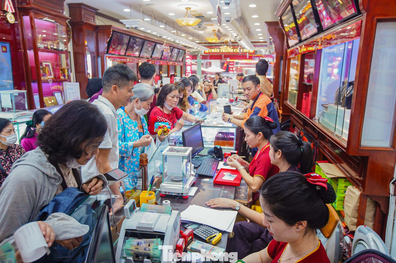 Có tiền không mua nổi vàng, tóm lại chuyện gì đang xảy ra?- Ảnh 1.
