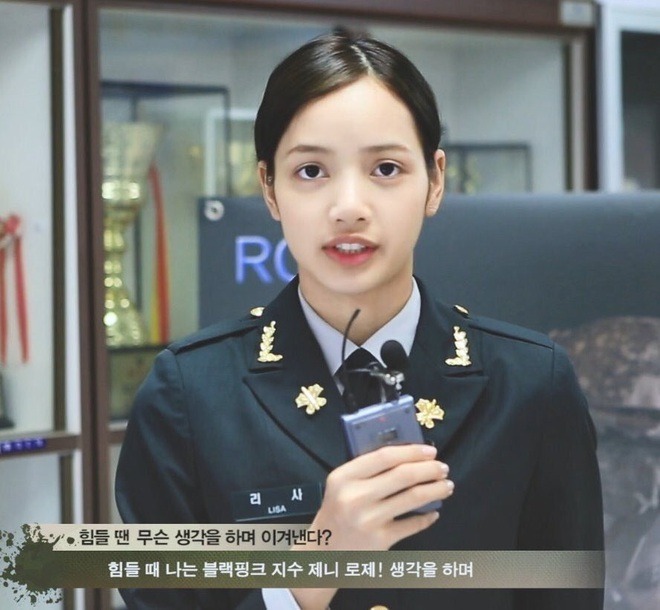 Lisa (BLACKPINK) quên make-up, làm tóc đi sự kiện à?- Ảnh 6. Lisa (BLACKPINK) quên make-up, làm tóc đi sự kiện à?- Ảnh 6.
