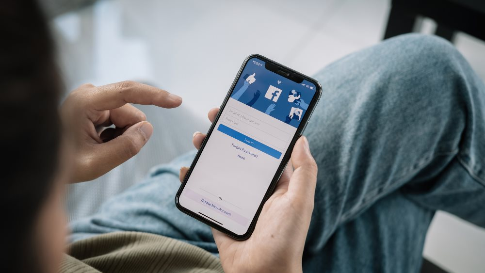 Thông báo Facebook có thể khiến người dùng bị đánh cắp thông tin cá nhân, tài khoản, ví điện tử,...- Ảnh 1.