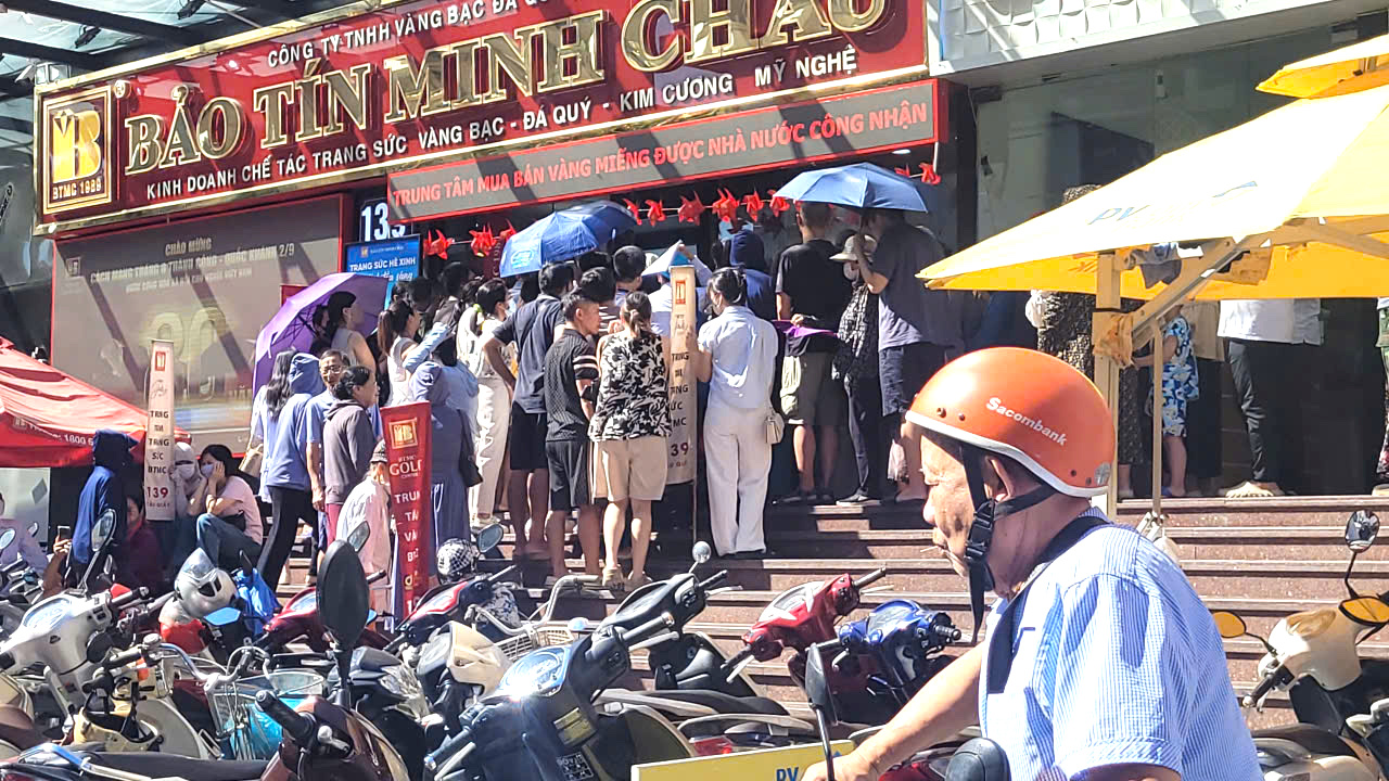 Nghẹt thở trước tiệm vàng, hàng trăm người xếp hàng chờ mua khi giá vàng lên đỉnh lịch sử- Ảnh 2.