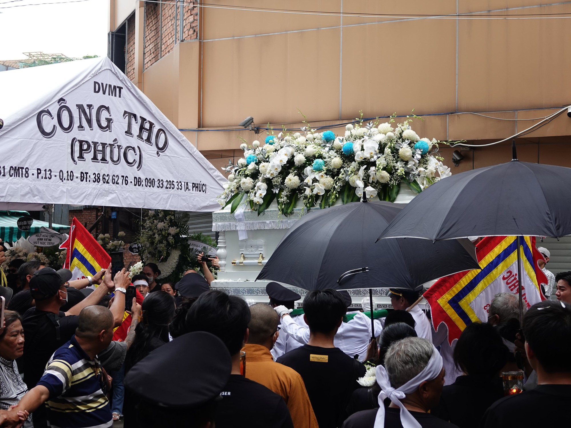 Lễ động quan diễn viên Ngọc Trinh: Việt Hương - Vân Trang đến chia buồn, dàn sao Mùi Ngò Gai nghẹn ngào tiễn biệt- Ảnh 2.
