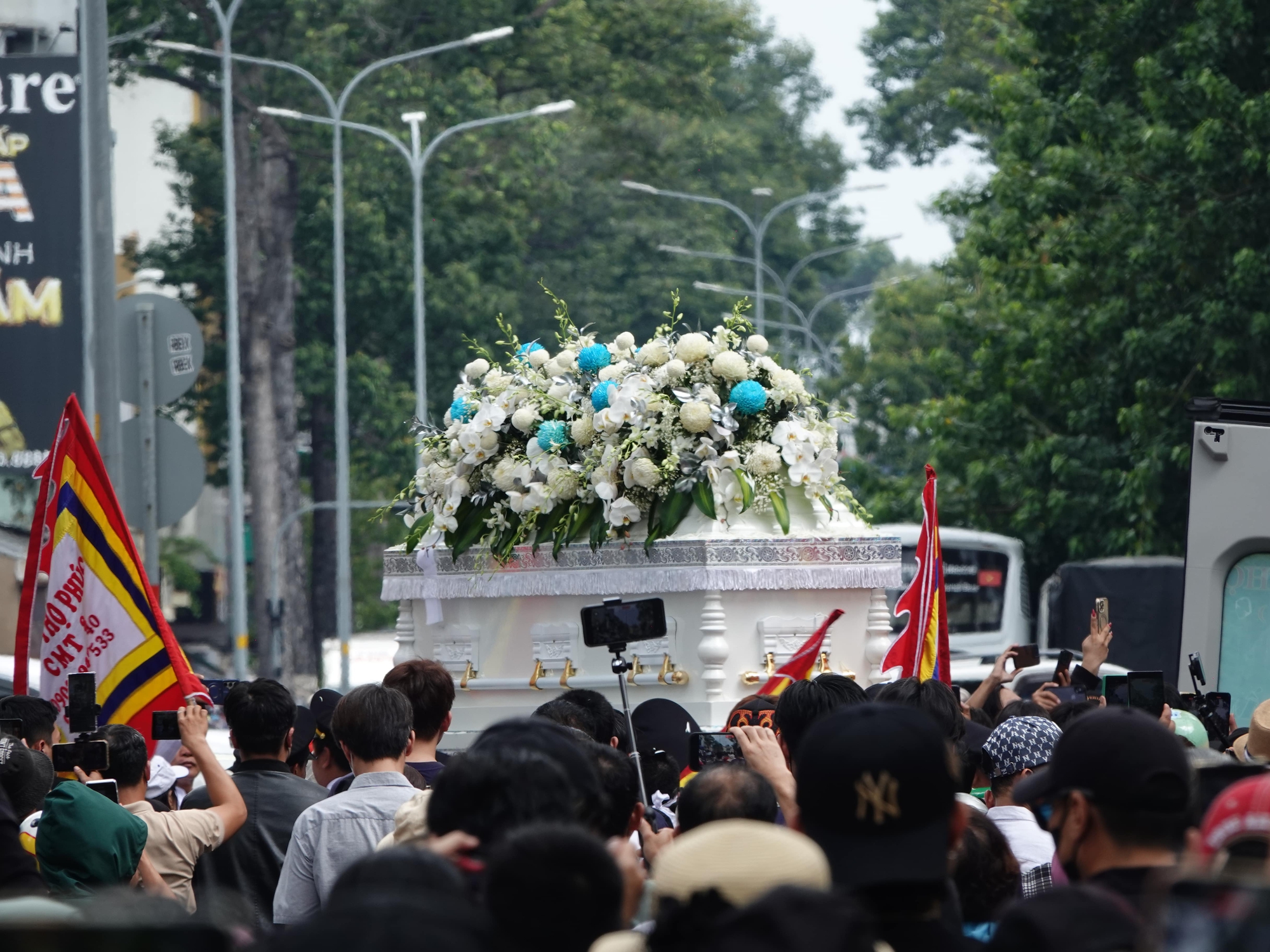 Lễ động quan diễn viên Ngọc Trinh: Việt Hương - Vân Trang đến chia buồn, dàn sao Mùi Ngò Gai nghẹn ngào tiễn biệt- Ảnh 5.