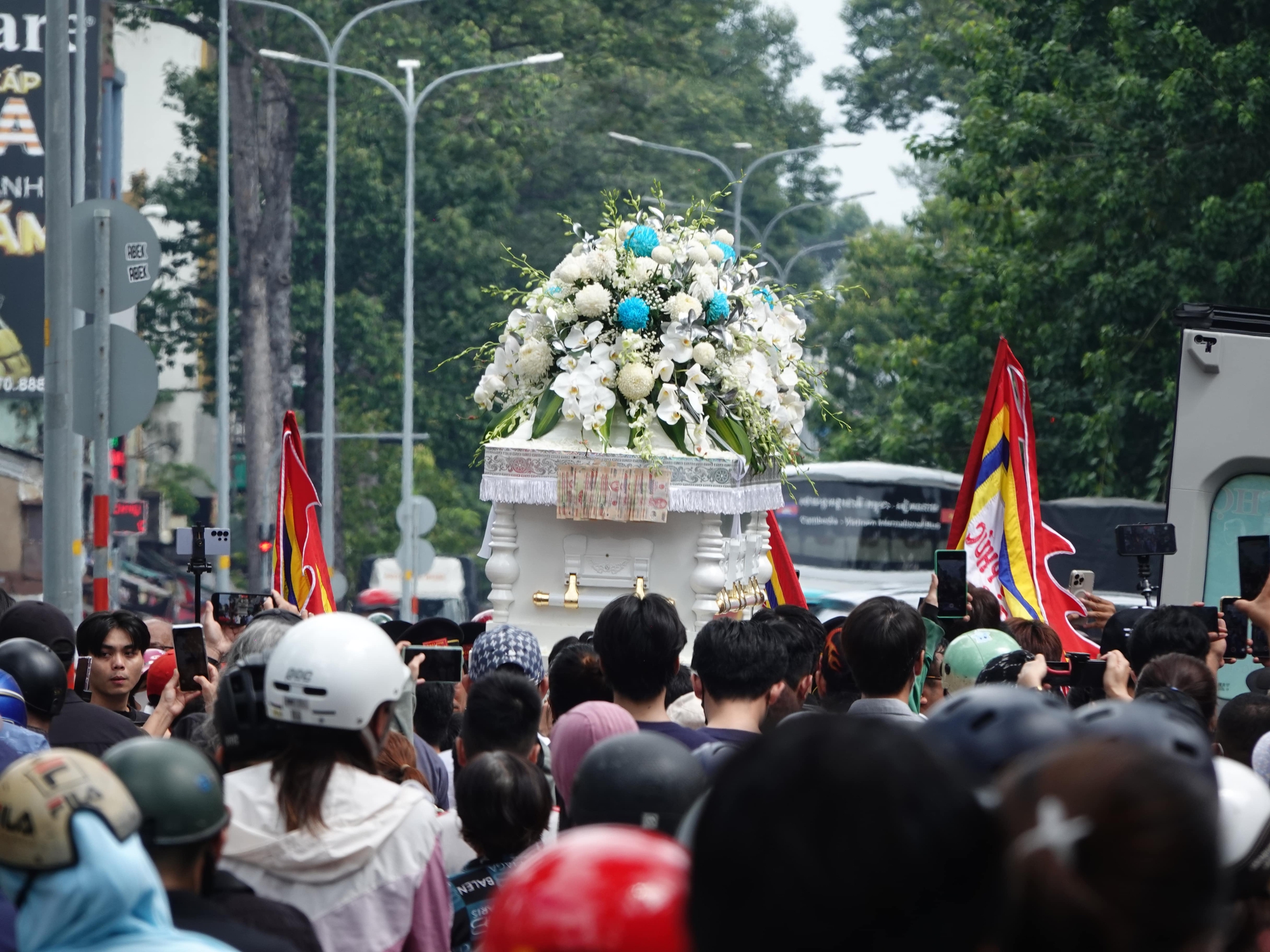Lễ động quan diễn viên Ngọc Trinh: Việt Hương - Vân Trang đến chia buồn, dàn sao Mùi Ngò Gai nghẹn ngào tiễn biệt- Ảnh 6.