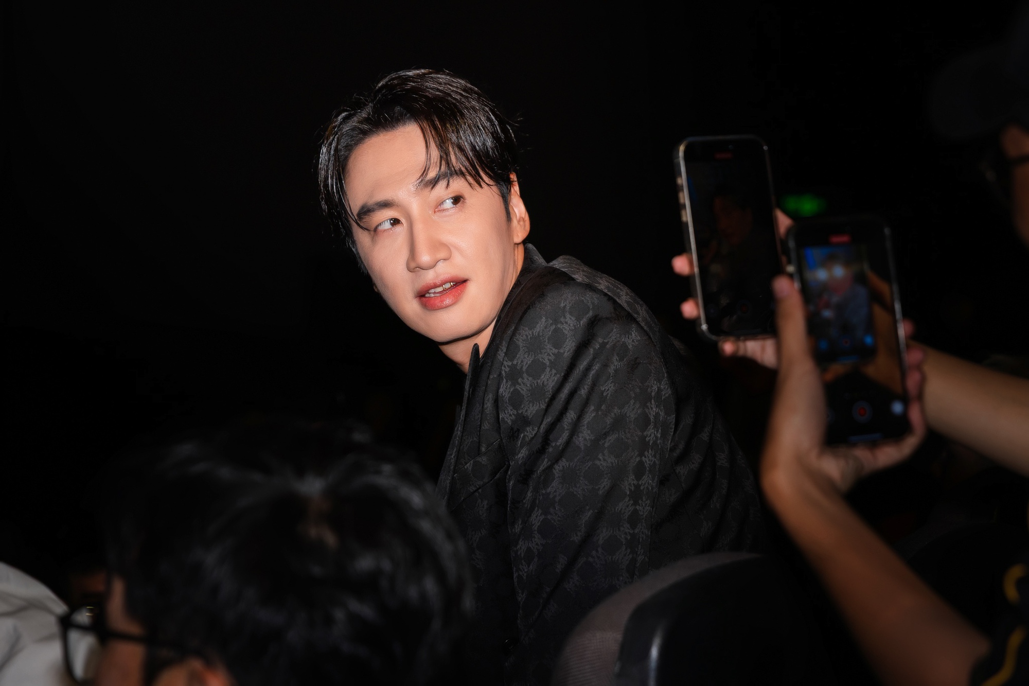 Thảm đỏ hot nhất hôm nay: Lee Kwang Soo có hành động lạ khiến Duy Khánh sốc nặng, xấu hổ đến nỗi không đứng vững- Ảnh 14. Thảm đỏ hot nhất hôm nay: Lee Kwang Soo có hành động lạ khiến Duy Khánh sốc nặng, xấu hổ đến nỗi không đứng vững- Ảnh 14.