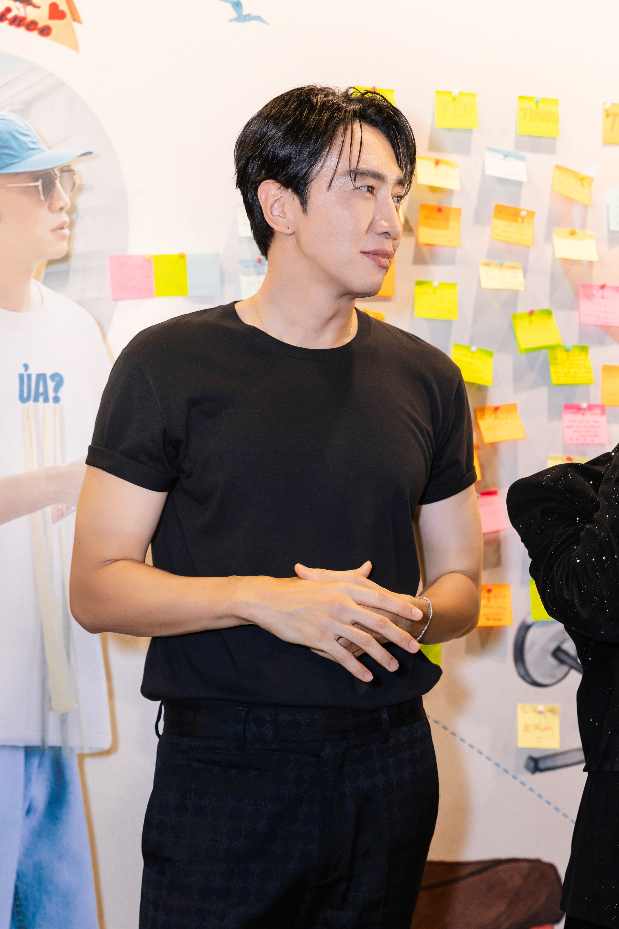 Thảm đỏ hot nhất hôm nay: Lee Kwang Soo có hành động lạ khiến Duy Khánh sốc nặng, xấu hổ đến nỗi không đứng vững- Ảnh 1. Thảm đỏ hot nhất hôm nay: Lee Kwang Soo có hành động lạ khiến Duy Khánh sốc nặng, xấu hổ đến nỗi không đứng vững- Ảnh 1.