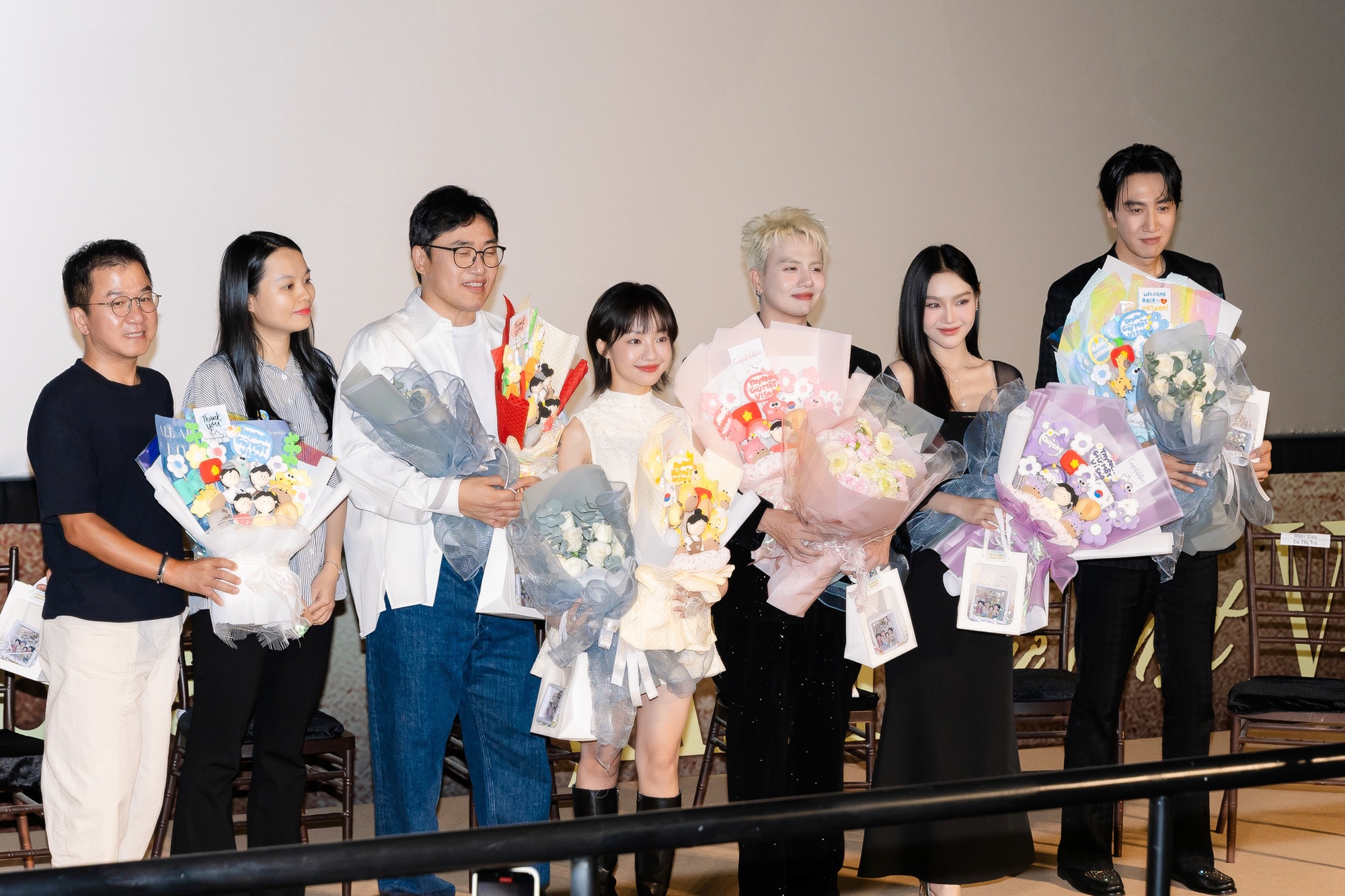 Thảm đỏ hot nhất hôm nay: Lee Kwang Soo có hành động lạ khiến Duy Khánh sốc nặng, xấu hổ đến nỗi không đứng vững- Ảnh 15. Thảm đỏ hot nhất hôm nay: Lee Kwang Soo có hành động lạ khiến Duy Khánh sốc nặng, xấu hổ đến nỗi không đứng vững- Ảnh 15.
