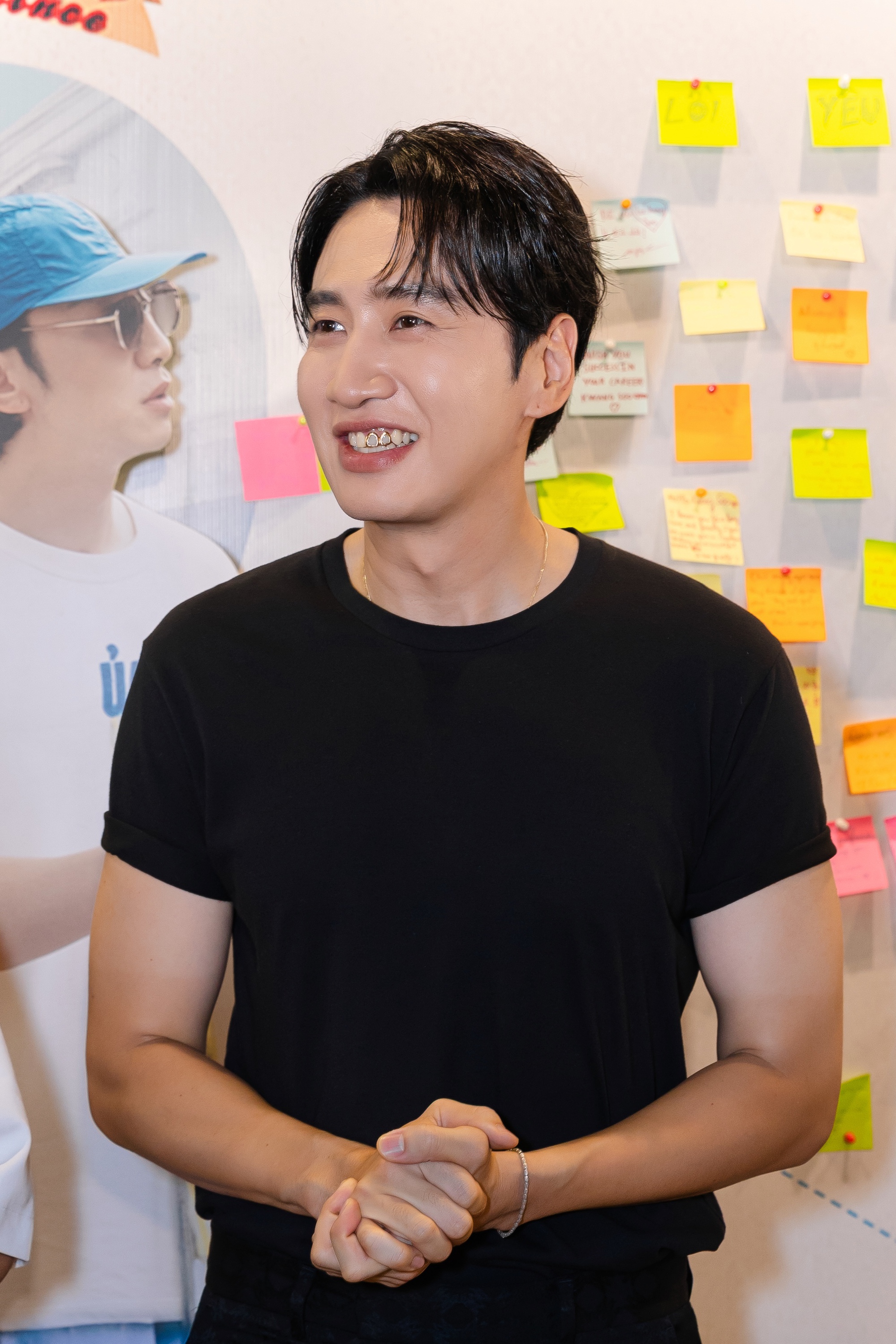 Thảm đỏ hot nhất hôm nay: Lee Kwang Soo có hành động lạ khiến Duy Khánh sốc nặng, xấu hổ đến nỗi không đứng vững- Ảnh 2. Thảm đỏ hot nhất hôm nay: Lee Kwang Soo có hành động lạ khiến Duy Khánh sốc nặng, xấu hổ đến nỗi không đứng vững- Ảnh 2.