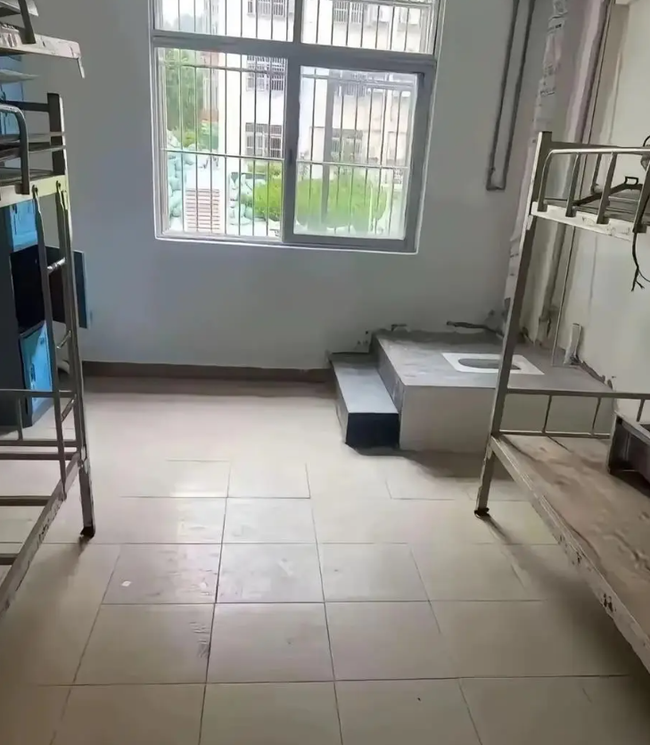 Căn phòng KTX đại học khiến nhiều sinh viên khóc thét, phụ huynh xem ảnh "xót đứt ruột": Sao lại để con tôi ở nơi như này?- Ảnh 1. Căn phòng KTX đại học khiến nhiều sinh viên khóc thét, phụ huynh xem ảnh "xót đứt ruột": Sao lại để con tôi ở nơi như này?- Ảnh 1.