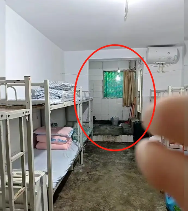 Căn phòng KTX đại học khiến nhiều sinh viên khóc thét, phụ huynh xem ảnh "xót đứt ruột": Sao lại để con tôi ở nơi như này?- Ảnh 2. Căn phòng KTX đại học khiến nhiều sinh viên khóc thét, phụ huynh xem ảnh "xót đứt ruột": Sao lại để con tôi ở nơi như này?- Ảnh 2.